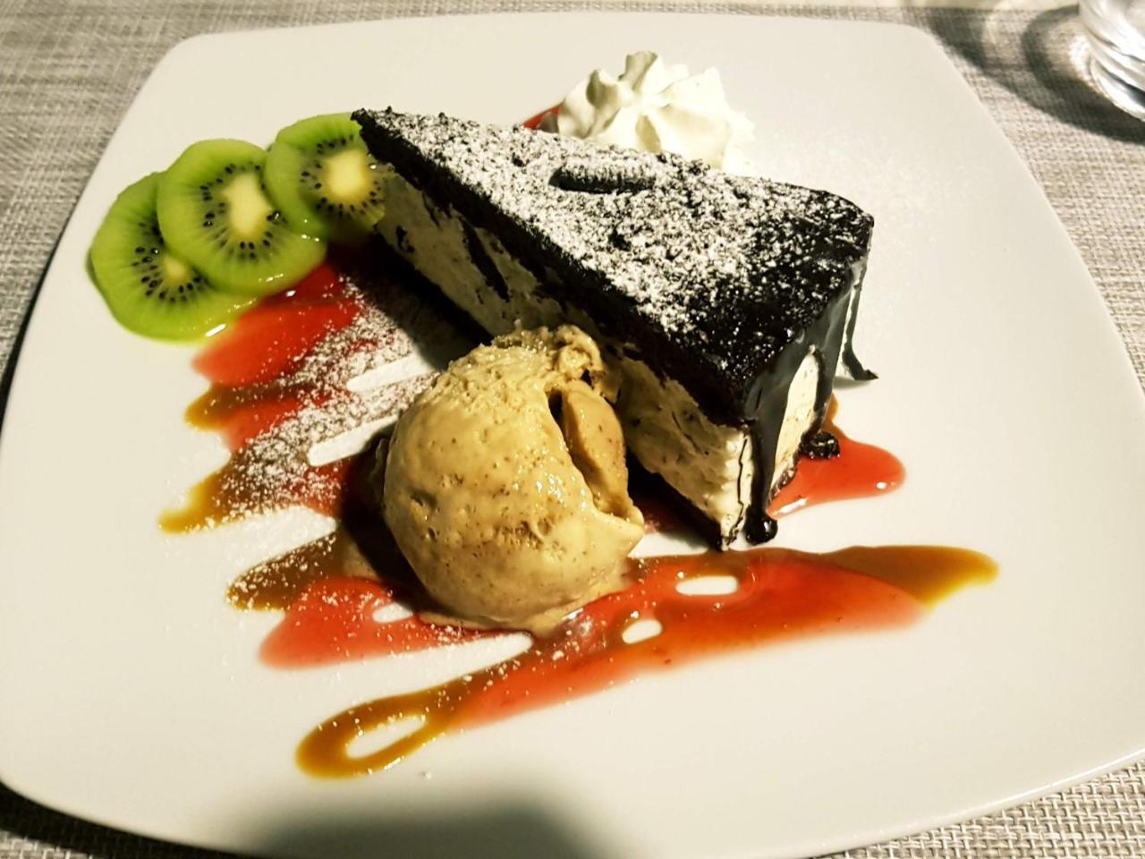 Net Hotel Πιτέστι Εξωτερικό φωτογραφία